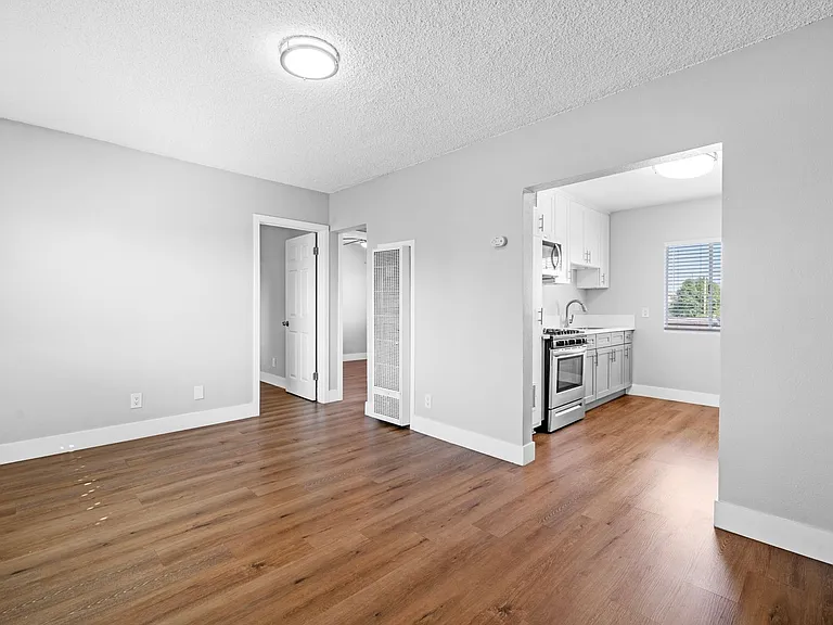 Colima Apartments — Photo 4
