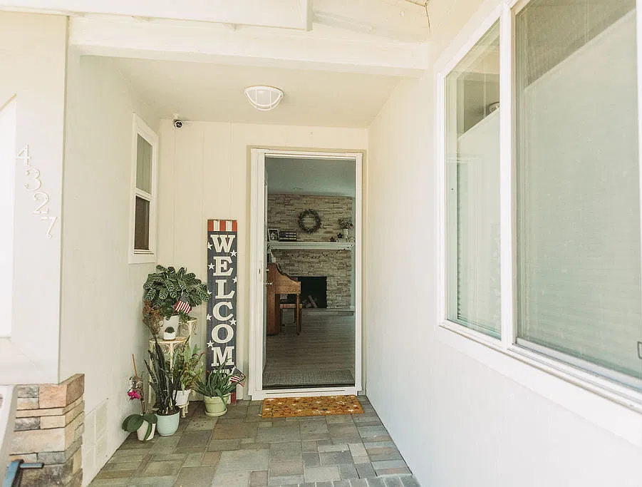4 bed, 1727 sqft, $5,900 — Photo 2