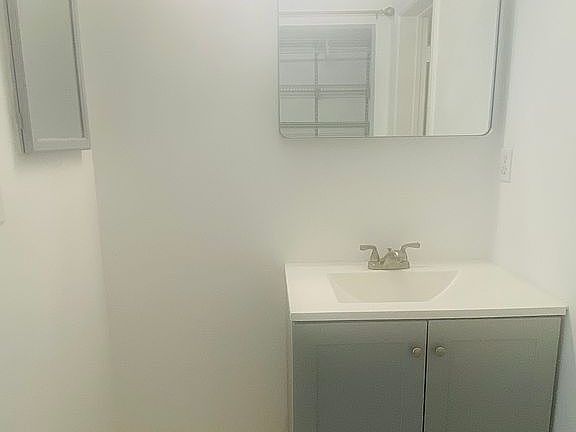 5th image of 604 Lincoln Ct #604