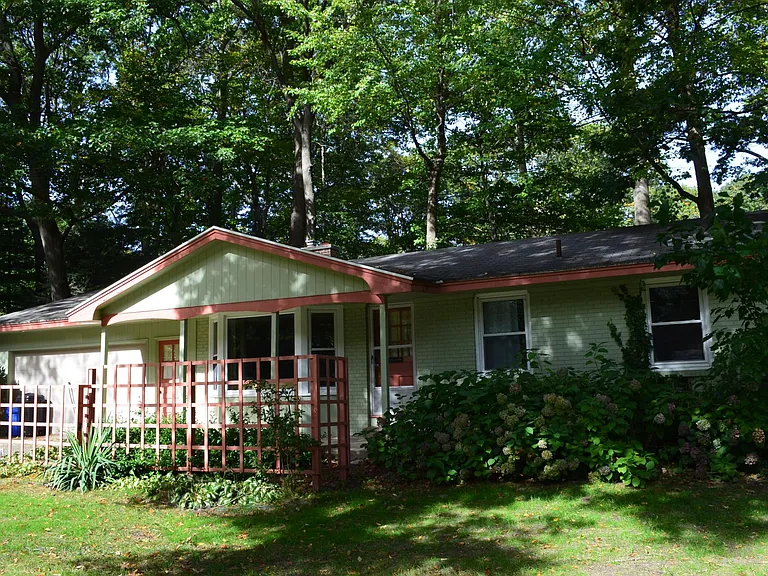 1009 Sycamore Dr — Photo 1