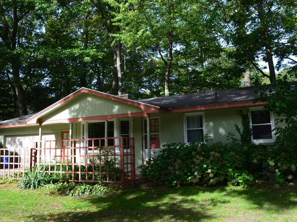 1009 Sycamore Dr, Holland, MI 49424