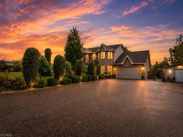 33 Maryvale Ave, Dundas, ON L9H 7P1