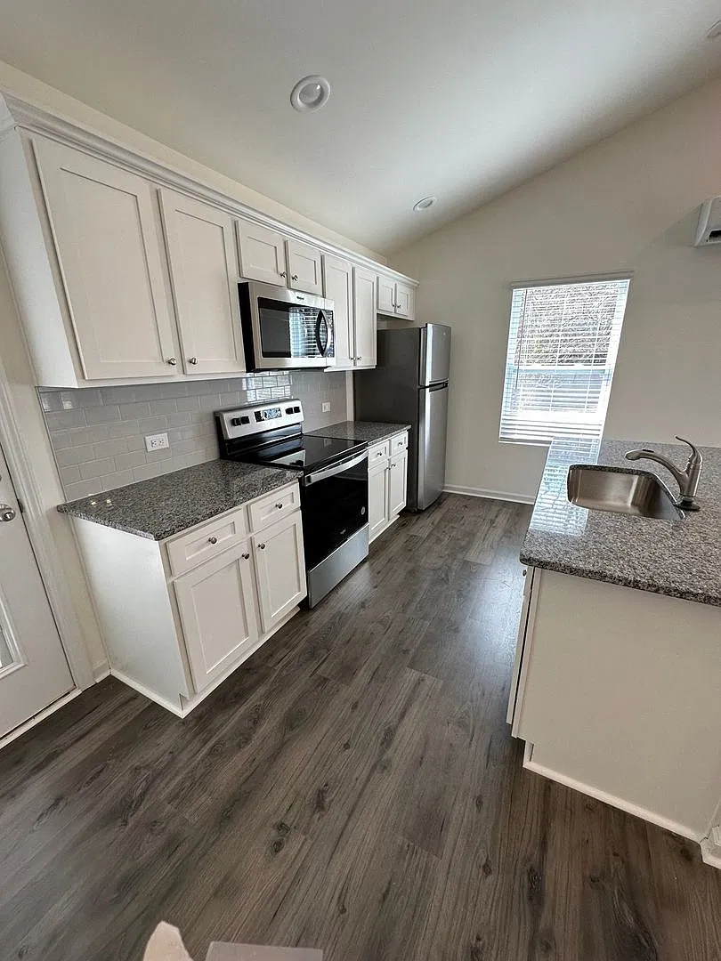Rare Opportunity Charming 1 Bedroom Adu Near Uptown! November Move In — Photo 3