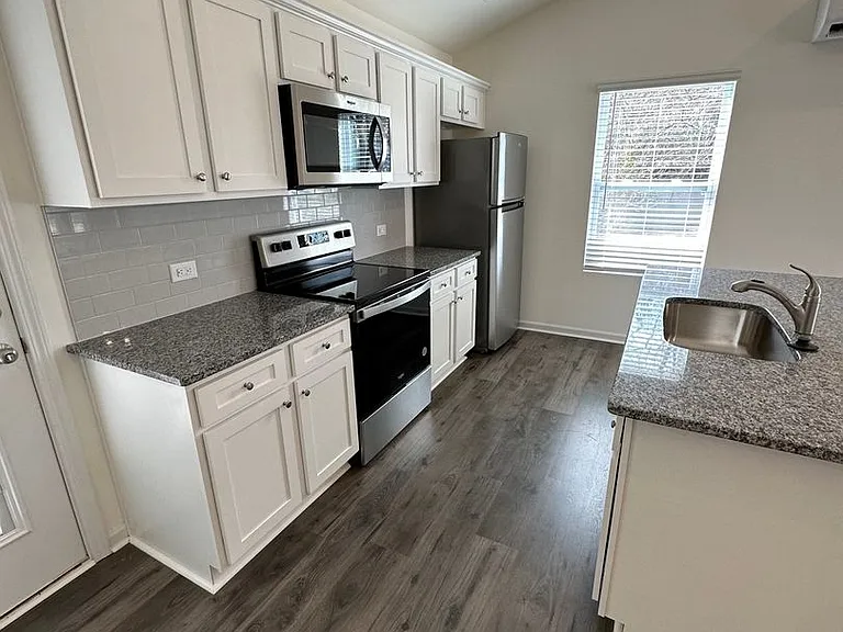 3218 Capitol Dr — Photo 3