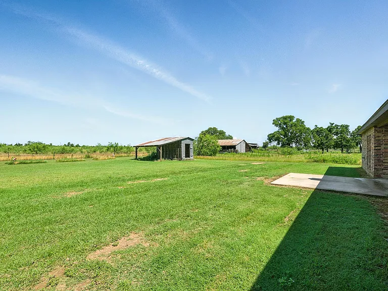 7433 FM 603 — Photo 24