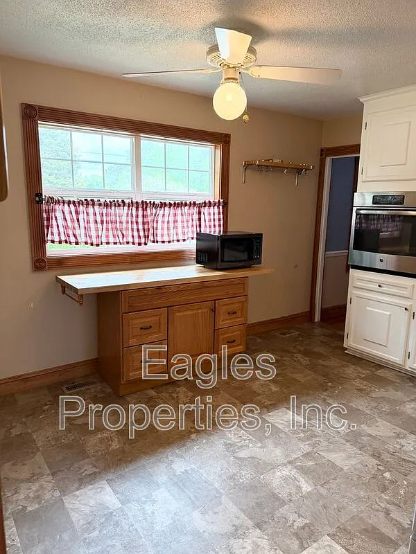 3 bed, 3.0 bath, 2177 sqft, $1,700 — Photo 4