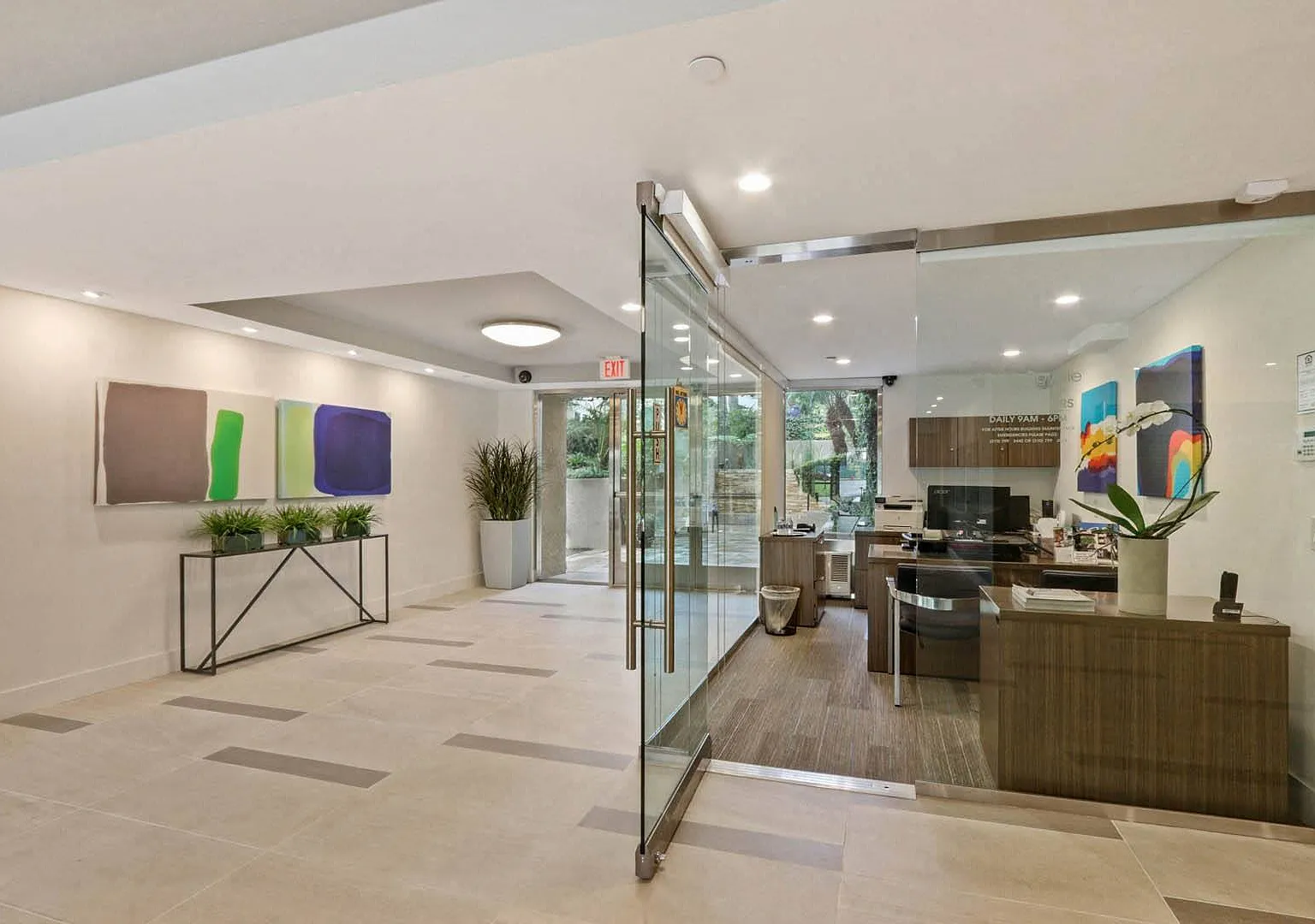 Palm Royale Apartments — Photo 3