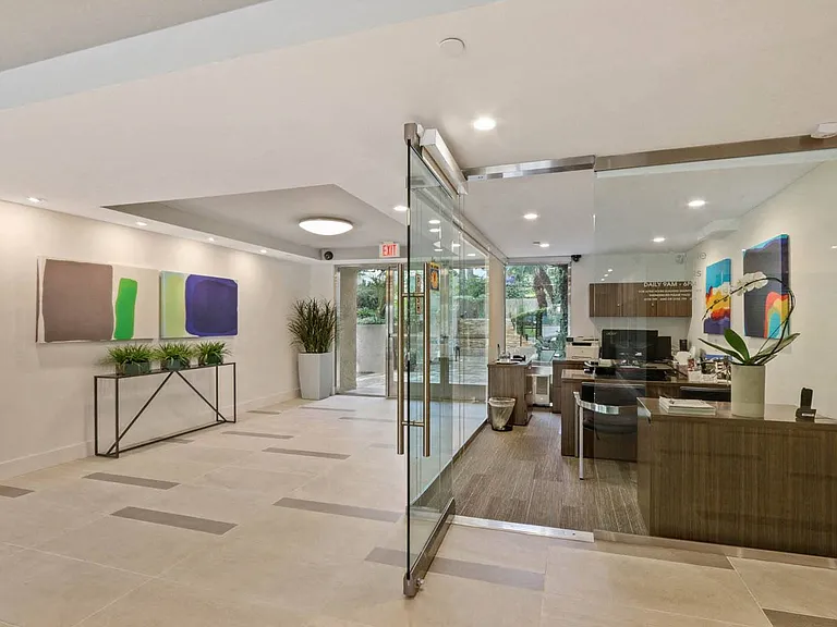 Palm Royale Apartments — Photo 3