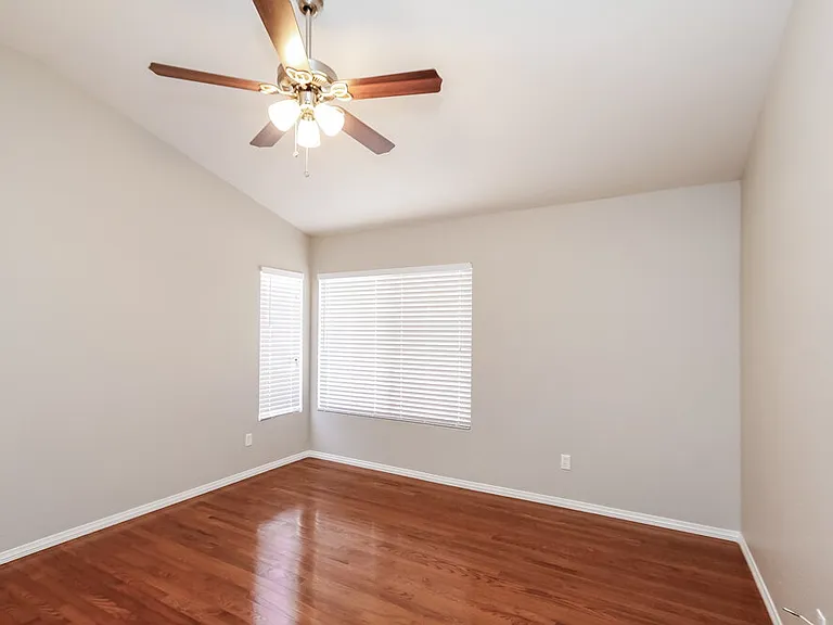 5560 Merriweather Dr — Photo 8