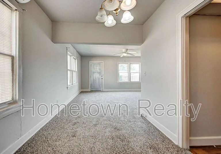 527 W Dill St — Photo 9