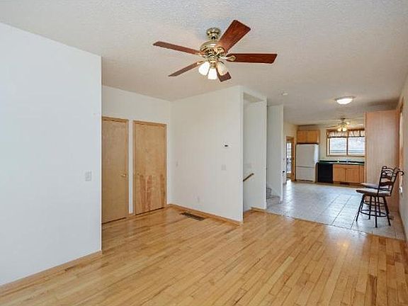 5th image of 1010 Burgess St