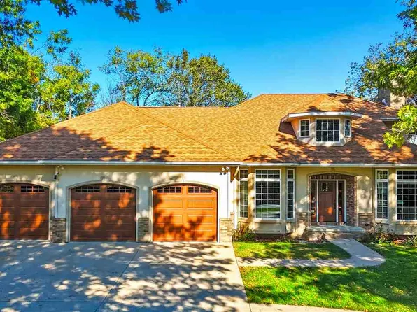 4672 Fox Ln NE, Iowa City, IA 52240