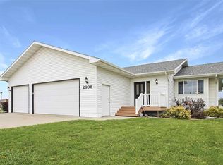 2608 Crescent Dr, Minot, ND 58703