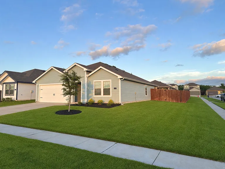 347 Boxwood Dr — Photo 2