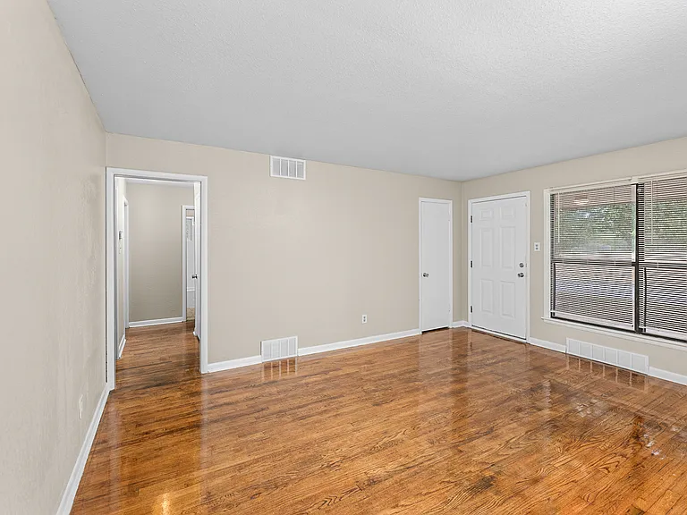 205 NW 40th St — Photo 8