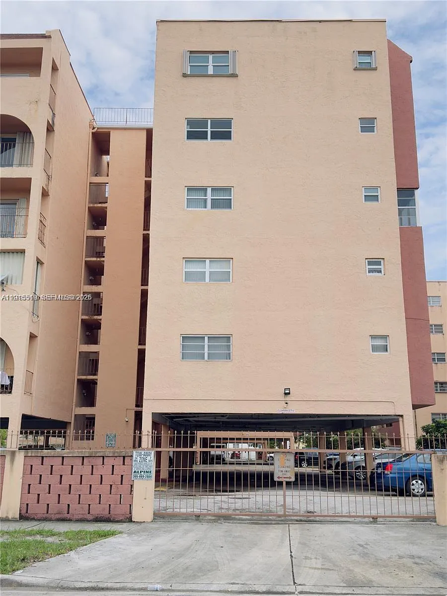 Building Photo - 440 E 23rd St #1305