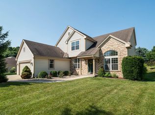 1981 Foxcroft Ln, Waukesha, WI 53189