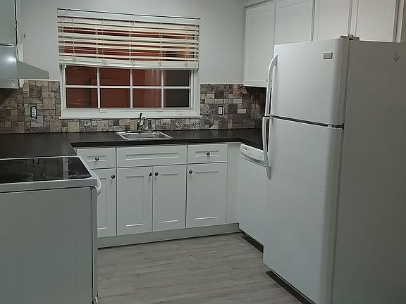 3rd image of 811 Amelia Dr
