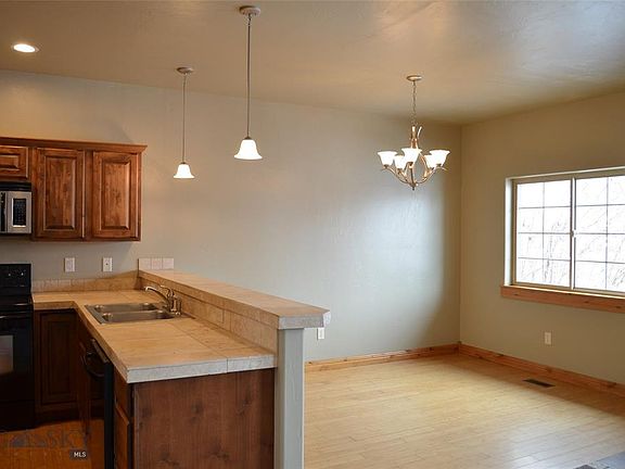 3rd image of 913B Forestglen Dr #913B