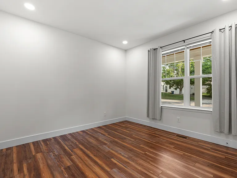 435 Hiscock St — Photo 17