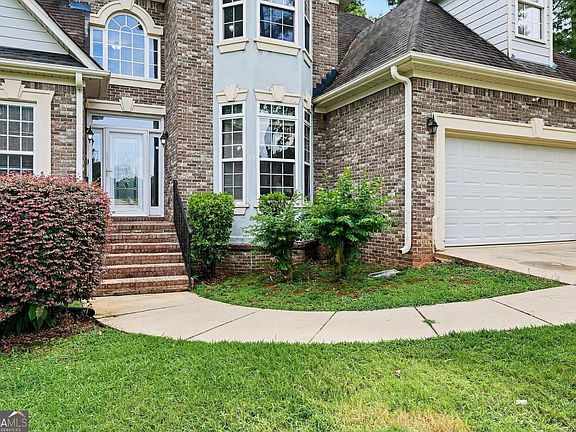 3rd image of 136 Lumby Ln