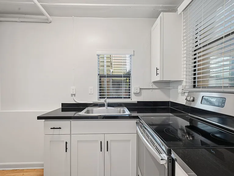 8 W Howe St — Photo 10