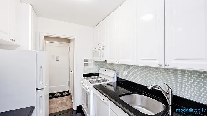 Sold by Moda Realty | media 13