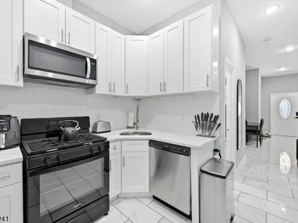 153 Danforth Ave, Jersey City, NJ 07305
