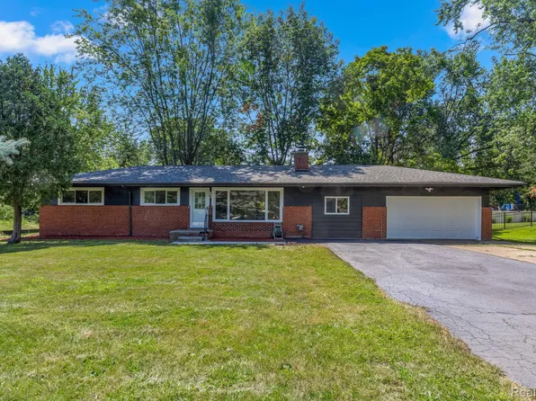 26178 Springfield Dr, Farmington Hills, MI 48334
