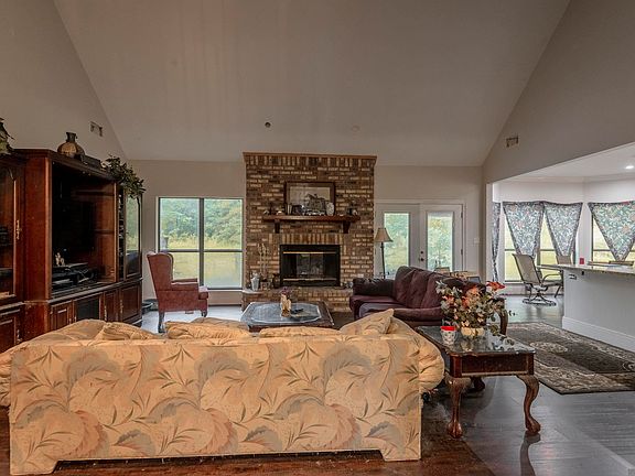 5th image of 100 Whirlaway Ct