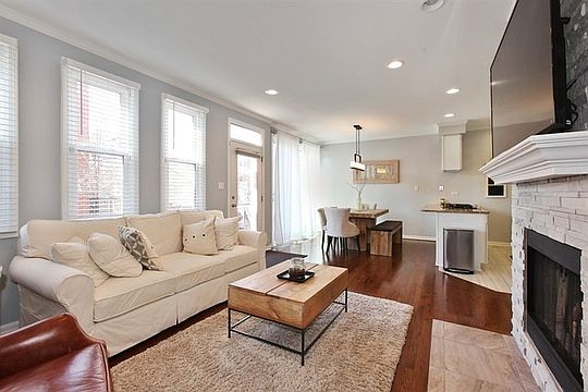 4th image of 2825 N Wolcott Ave APT L