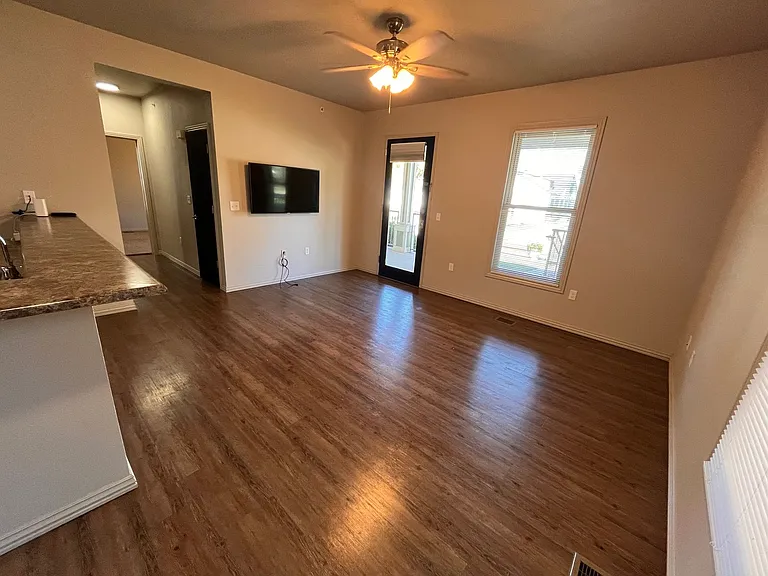 1014 E Walnut St — Photo 2