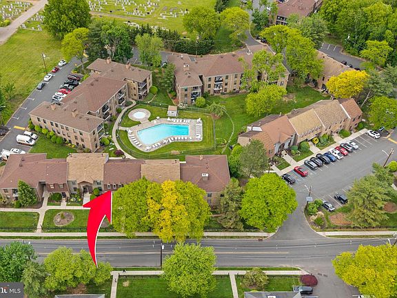 5th image of 323 Gills Ln