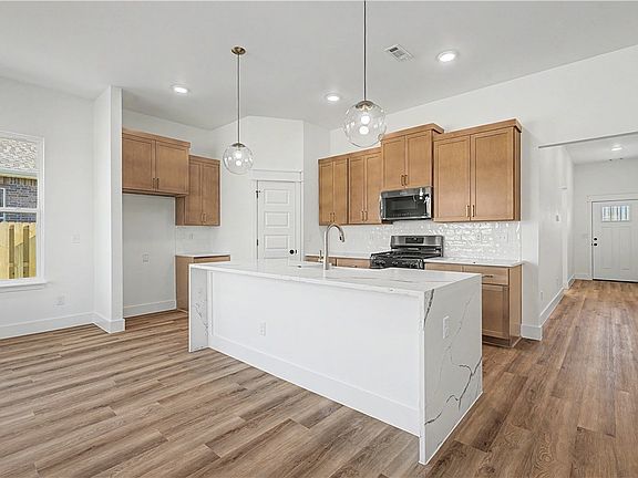 3rd image of 221 Kristen Ln