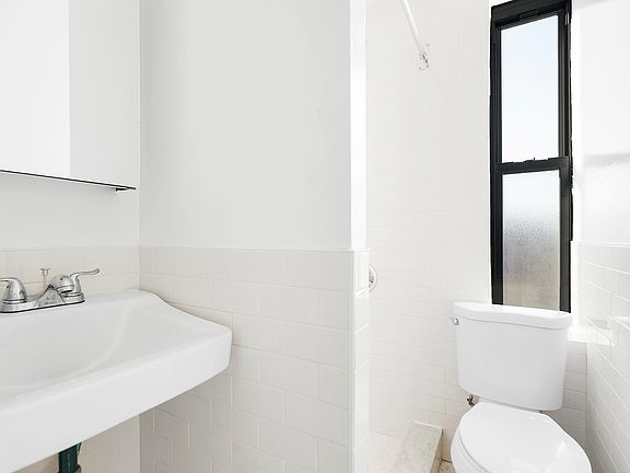 4th image of 145 Borinquen Pl APT 20