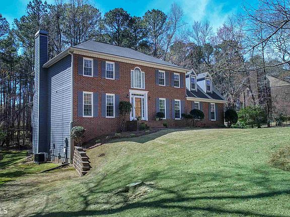 3rd image of 265 Creekview Trl