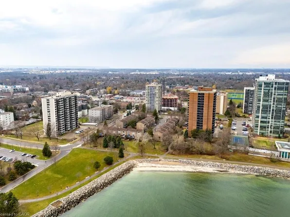 2263 Marine Dr #301, Oakville, ON L6L 5K1