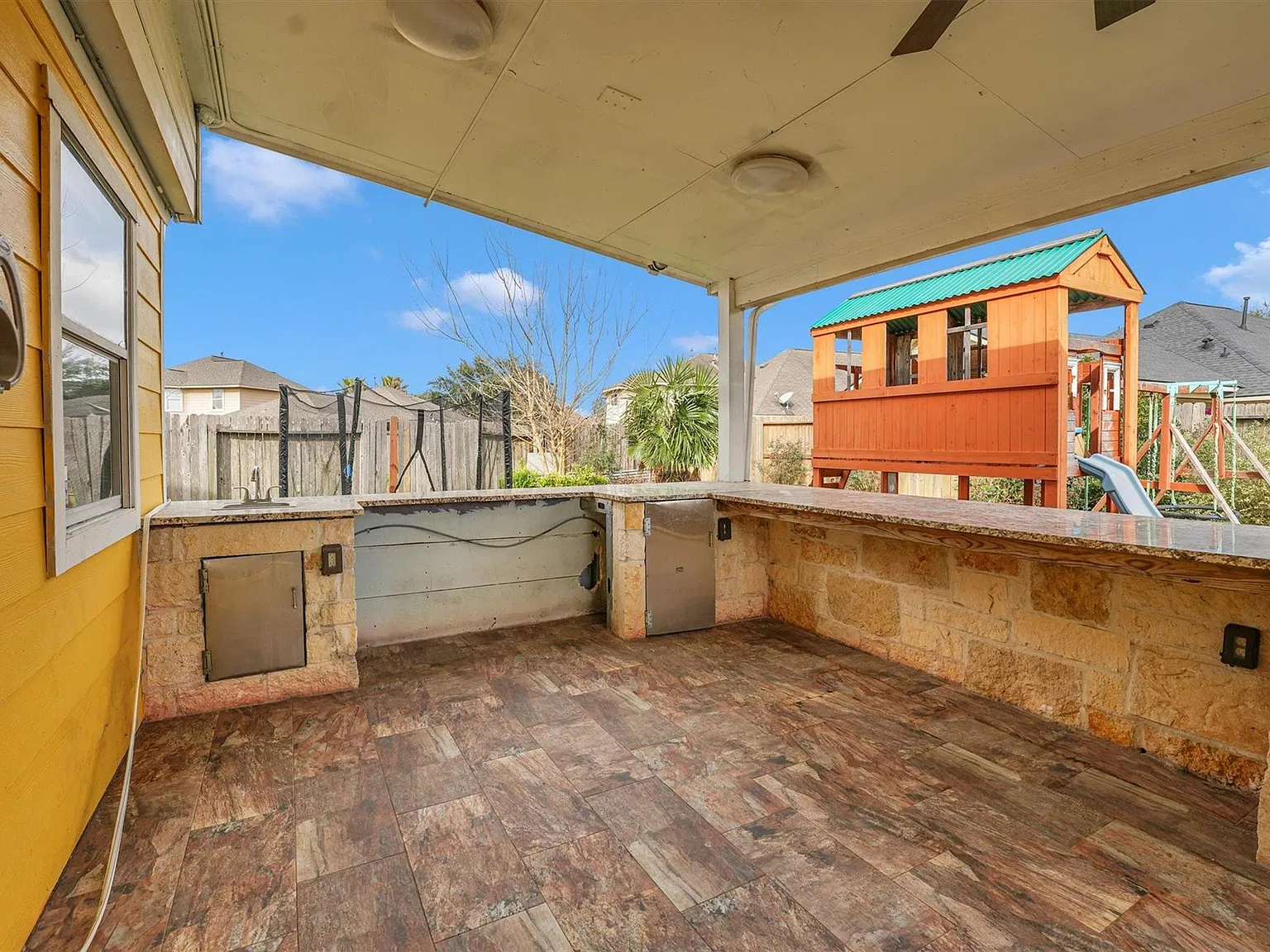 3 bed, 2.5 bath, 2350 sqft, $1,950 — Photo 1