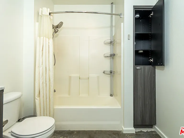630 W 6th St #207 — Photo 32