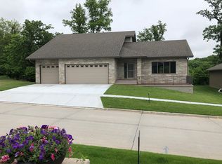 311 Oak Ridge View Cir, Council Bluffs, IA 51503
