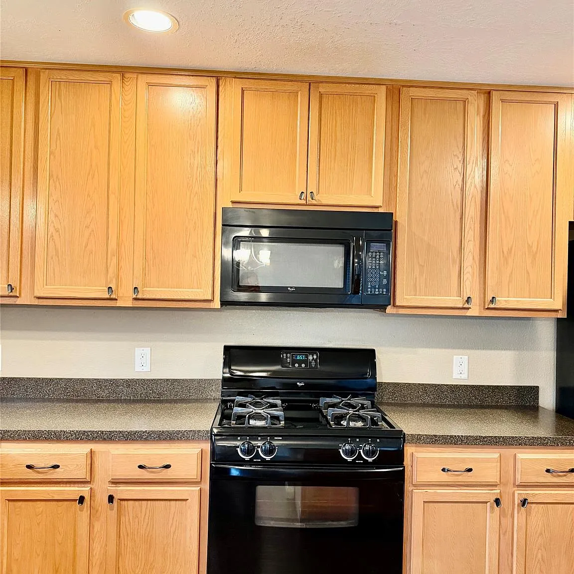 3 bed, 2.5 bath, 1932 sqft, $2,099 — Photo 4