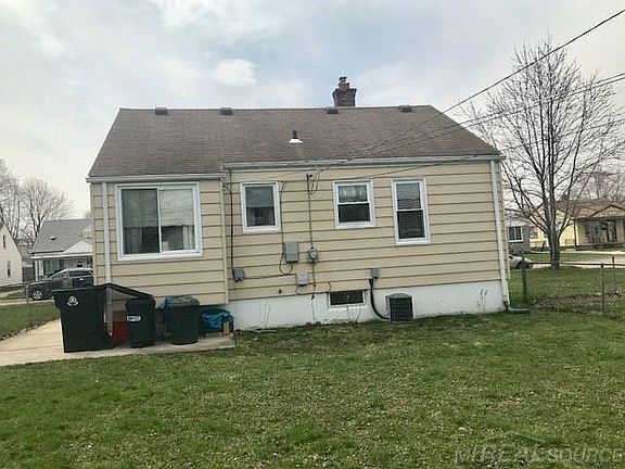 3rd image of 17467 Lowell St