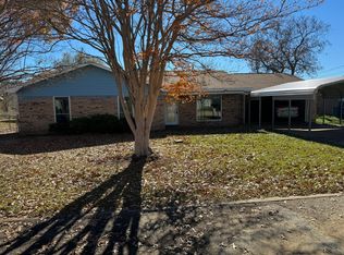 308 Larkspur Ln, Palestine, TX 75803
