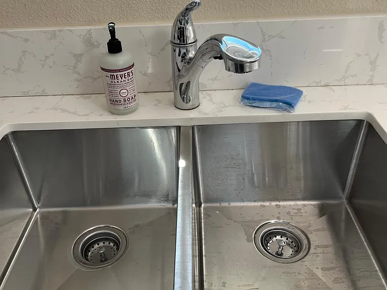 Deep sink, very clean.