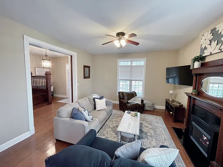 205 E Elm St — Photo 4
