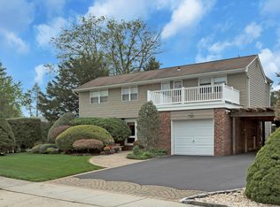 1 Argyle Rd, Plainview, NY 11803