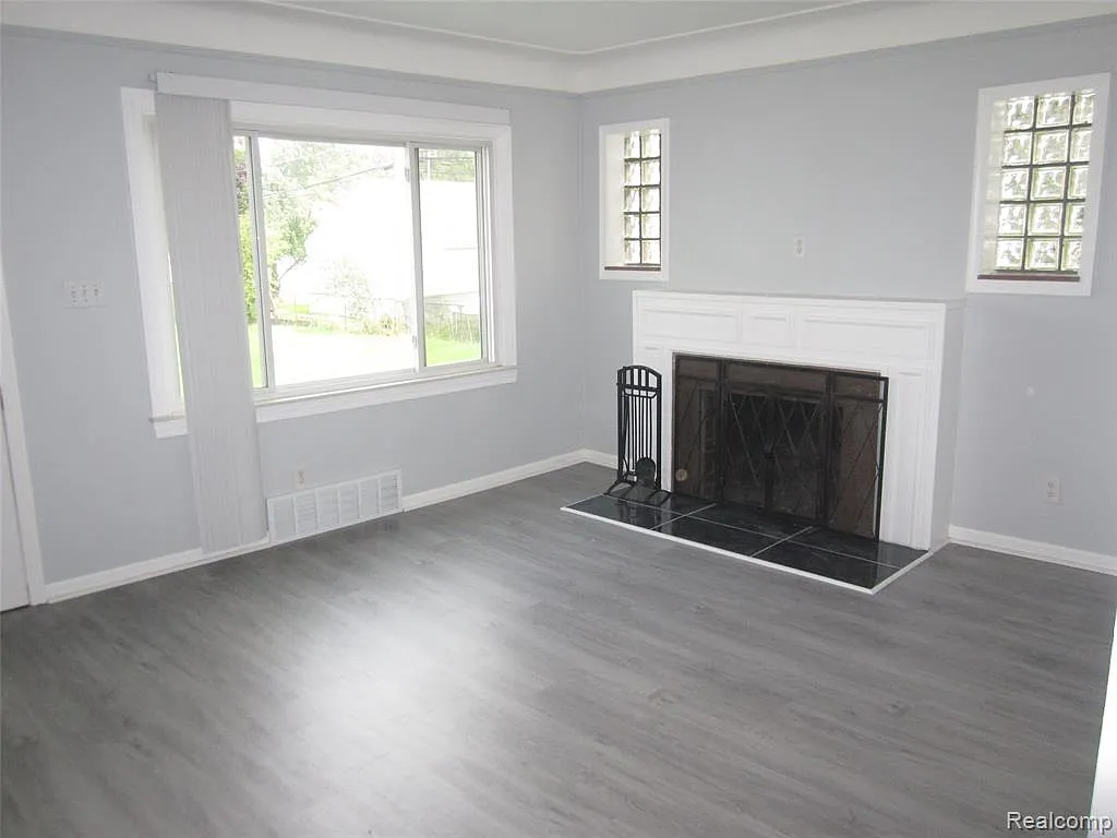4 bed, 2100 sqft, $2,100 — Photo 4