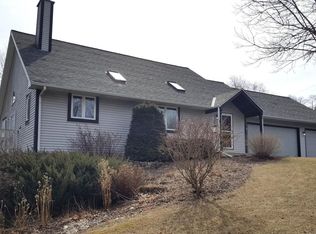 W279N5030 S Courtland Cir, Pewaukee, WI 53072