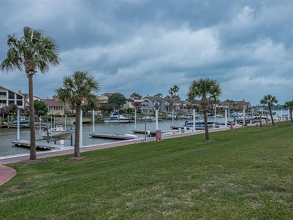 BEAUTIFUL WATERVIEW FROM YOUR PATIO WITH YOUR BOATS AT YOUR BACK DOOR.