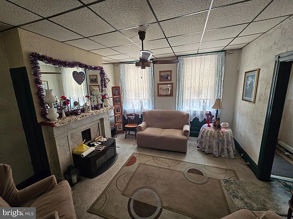 2nd image of 437 E Wildey St